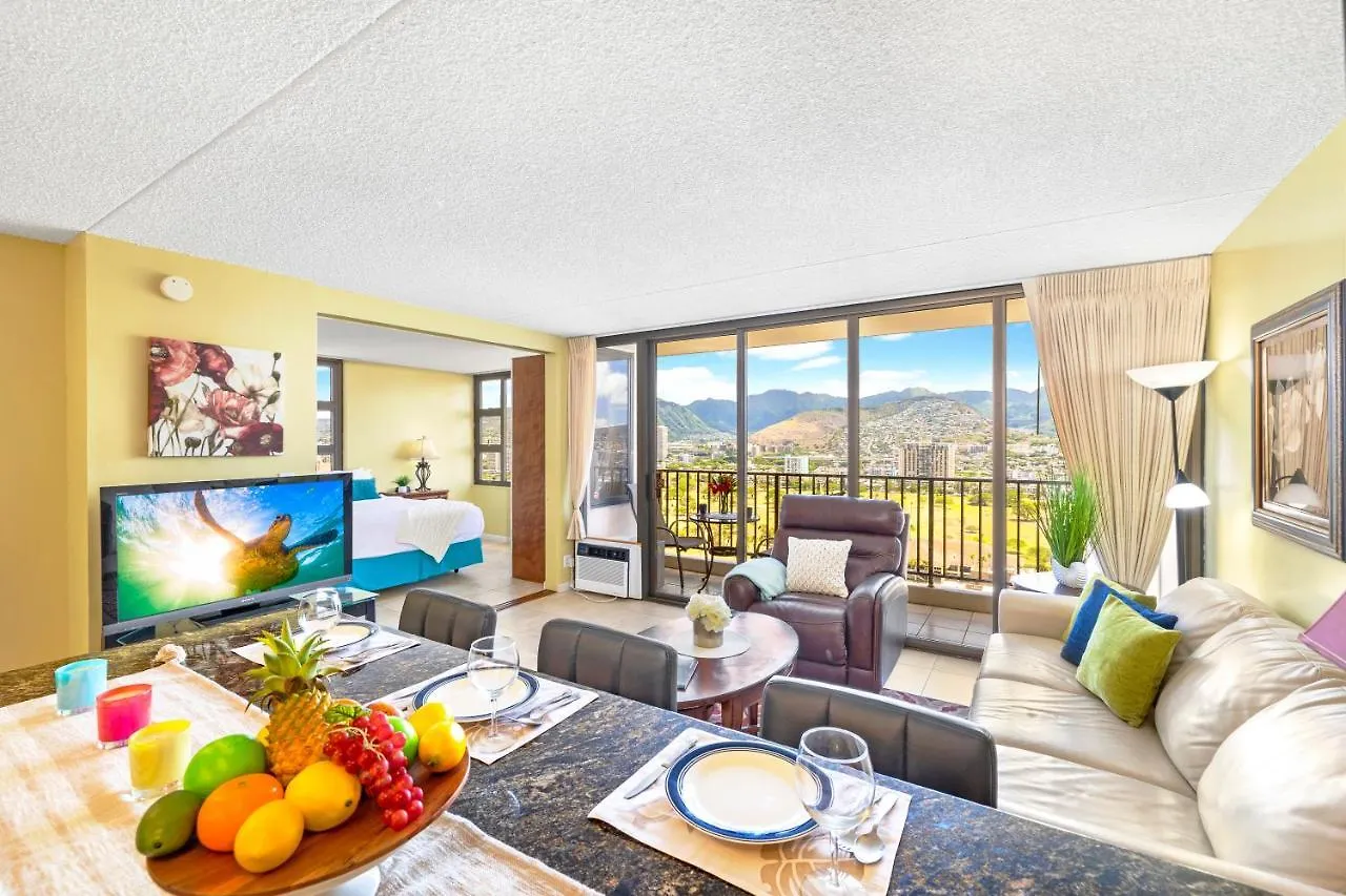 Stylish Condo With Mountain Views In Waikiki Banyan! Honolulu