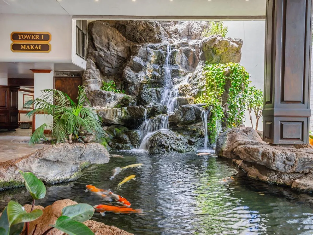 Stylish Condo With Mountain Views In Waikiki Banyan! Honolulu