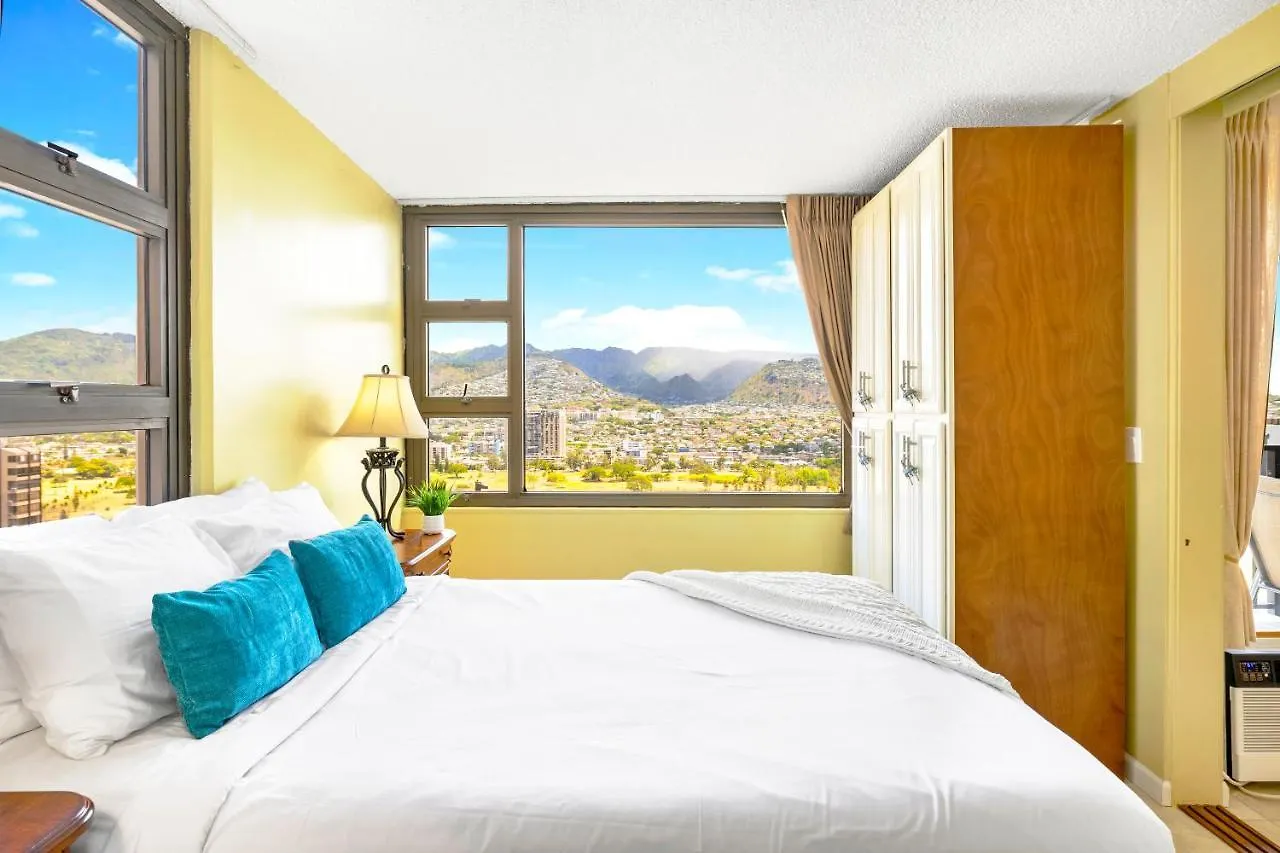 Stylish Condo With Mountain Views In Waikiki Banyan! Honolulu