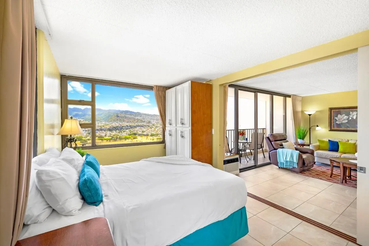 Stylish Condo With Mountain Views In Waikiki Banyan! Honolulu