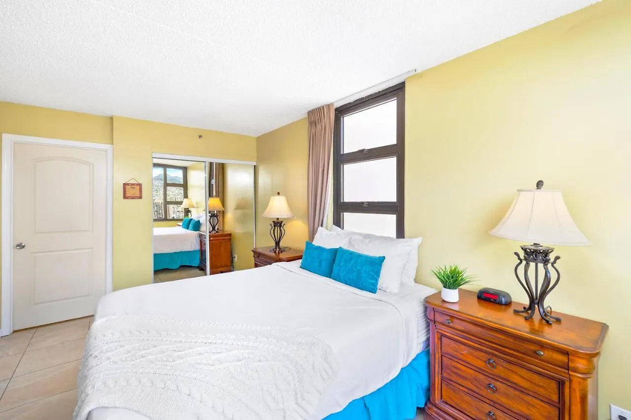 Stylish Condo With Mountain Views In Waikiki Banyan! Honolulu Apartment