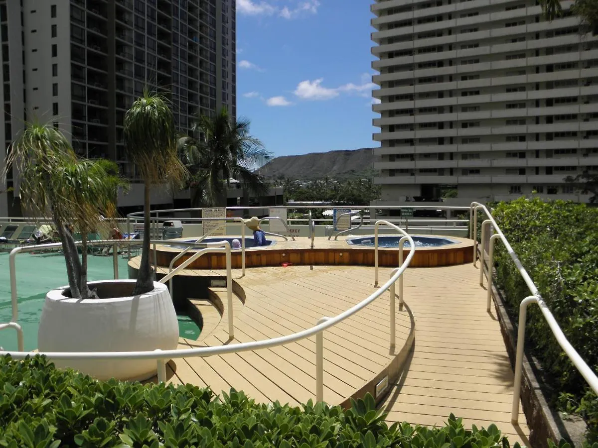 Stylish Condo With Mountain Views In Waikiki Banyan! Honolulu Apartment