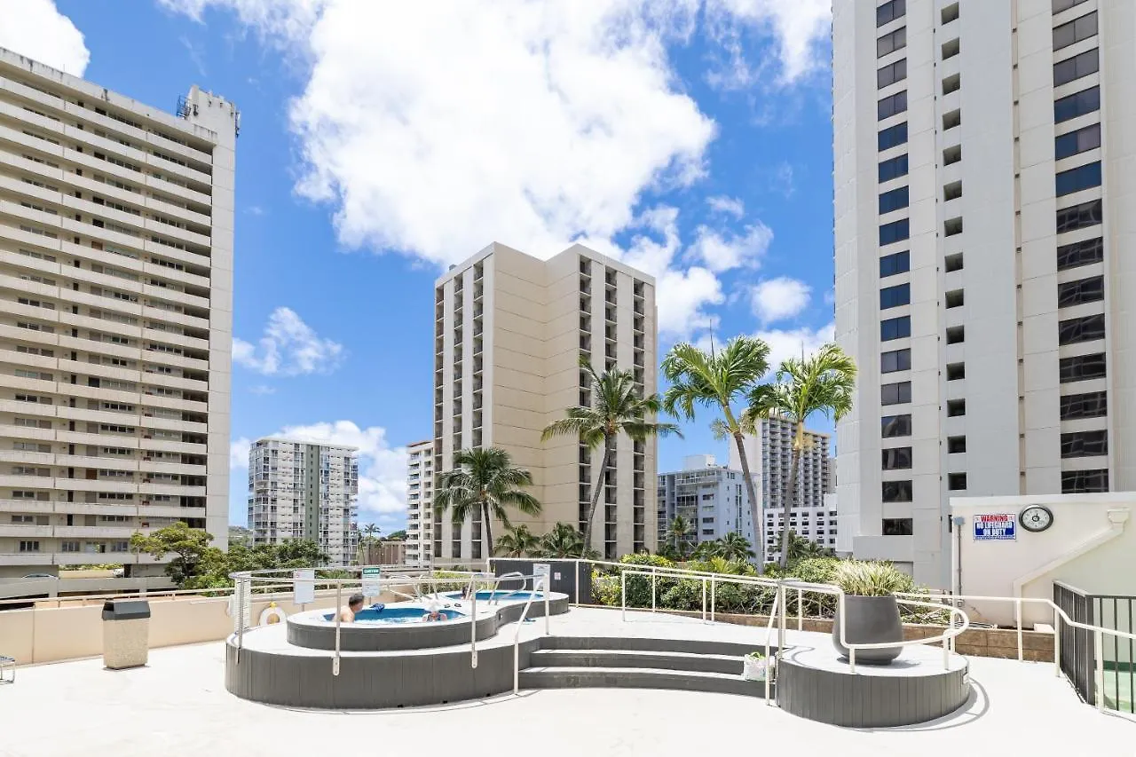 Stylish Condo With Mountain Views In Waikiki Banyan! Honolulu